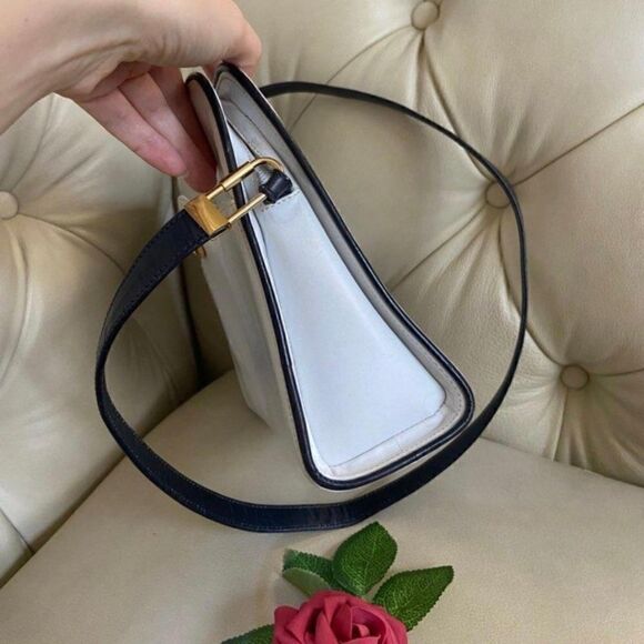 Auth Gucci GG Logo White Shoulder Bag - Picture 4 of 9